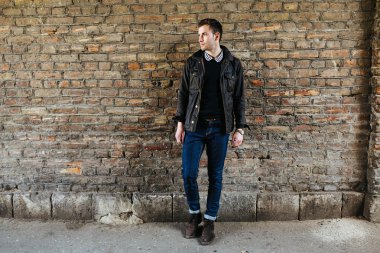 Selvedge kotla poz veren kendinden emin bir adam.