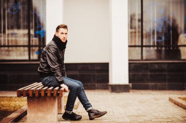 Selvedge kotla poz veren kendinden emin bir adam.