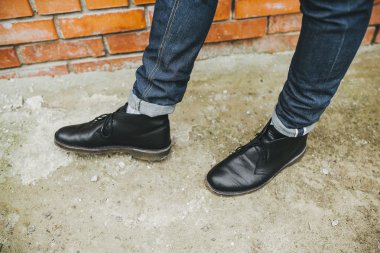 Selvedge kotla poz veren kendinden emin bir adam.