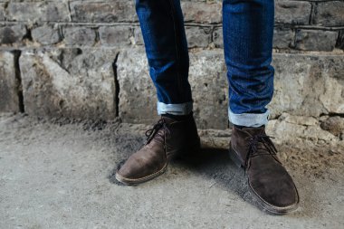 Selvedge kotla poz veren kendinden emin bir adam.