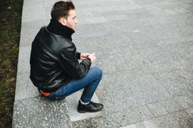 Selvedge kotla poz veren kendinden emin bir adam.