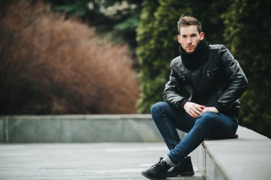 Selvedge kotla poz veren kendinden emin bir adam.