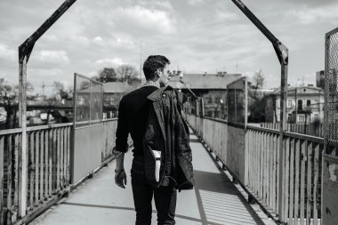 Selvedge kotla poz veren kendinden emin bir adam.