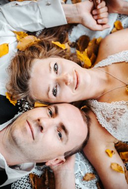 bir ağacın altında yalan Düğün çifti