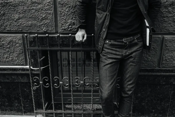 Uomo sicuro di sé posa in jeans cimosa — Foto Stock