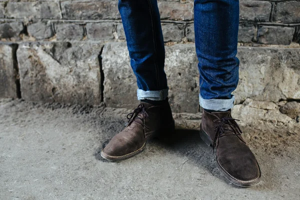 Selbstbewusster Mann posiert in hochhackigen Jeans — Stockfoto