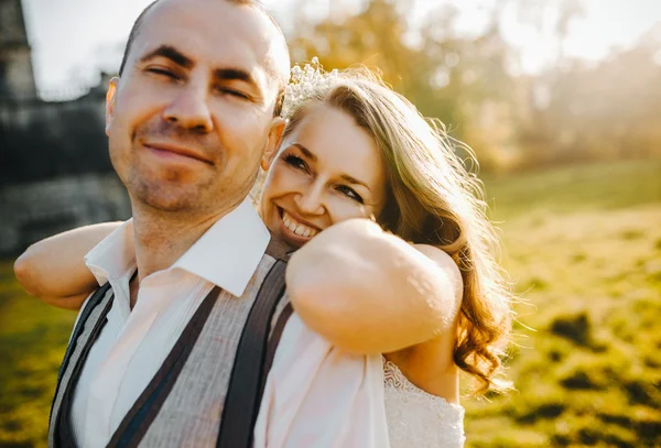 Hermosa pareja caminando —  Fotos de Stock