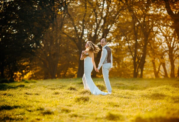 Belo casal andando — Fotografia de Stock