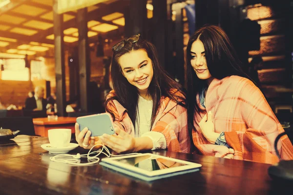 Twee goede vrienden maken selfie in het cafe — Stockfoto