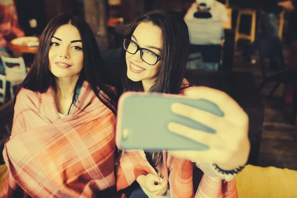 Dwóch bliskich przyjaciół czy selfie w kawiarni — Zdjęcie stockowe