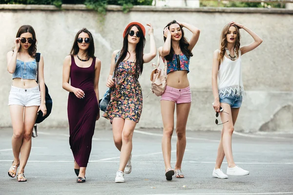 Pět krásných mladých dívek — Stock fotografie