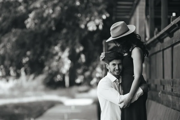 Muž a žena vzájemně objímat — Stock fotografie