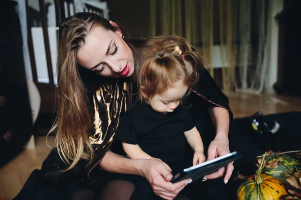 Madre e hija jugando juntas en casa — Foto de Stock