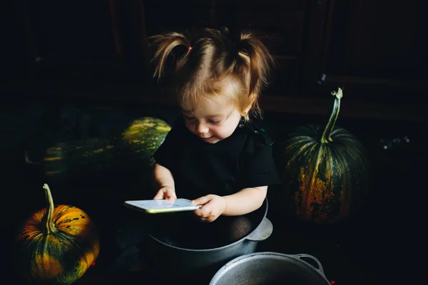 Niña jugando en una bruja — Foto de Stock