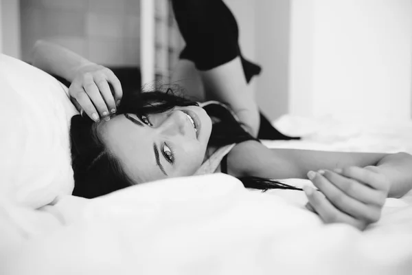 아름 다운 젊은 여자 흰 침대에 포즈 — 스톡 사진