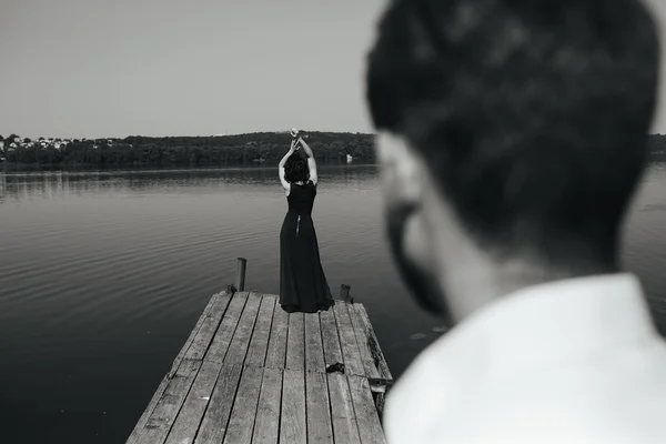 Couple passe du temps sur la jetée en bois — Photo