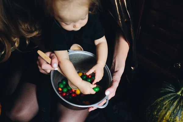 Madre e hija jugando juntas en casa — Foto de Stock