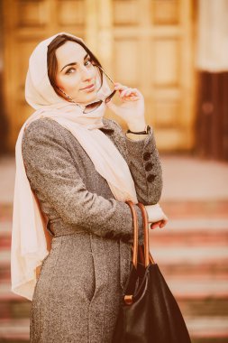 arka bina poz paltolu kız