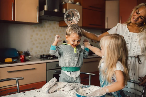 Mutter und Kinder spielen — Stockfoto