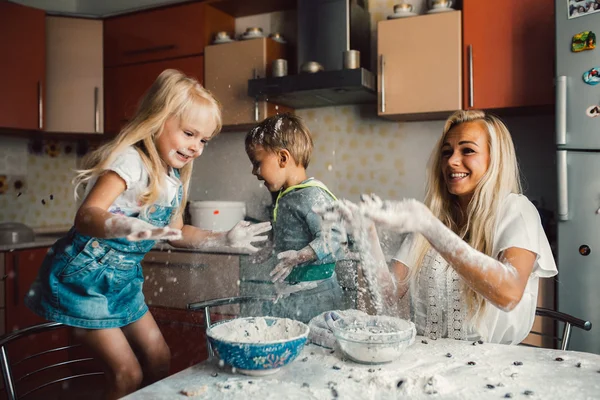 Matka i dzieci gry — Zdjęcie stockowe