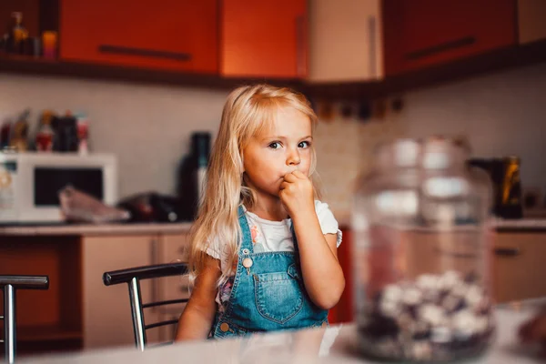 Menina na cozinha — Fotografia de Stock