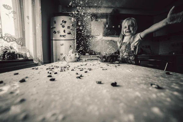 Девушка на кухне — стоковое фото