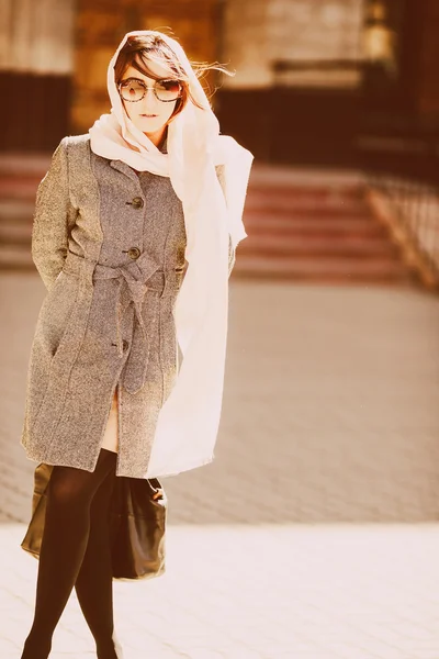 Κορίτσι σε ένα παλτό στο δρόμο — Φωτογραφία Αρχείου