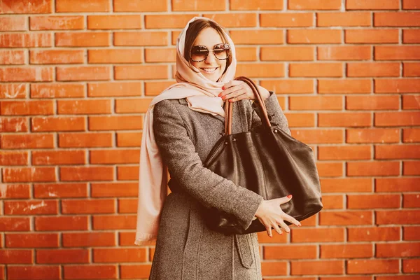 Ragazza in un cappotto per strada — Foto Stock