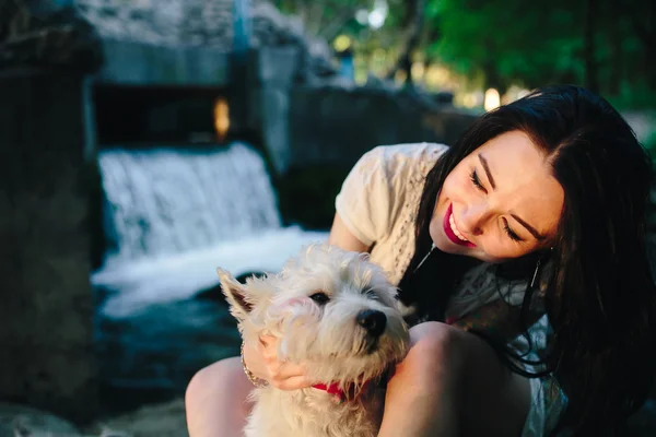 Flicka leker med en hund — Stockfoto