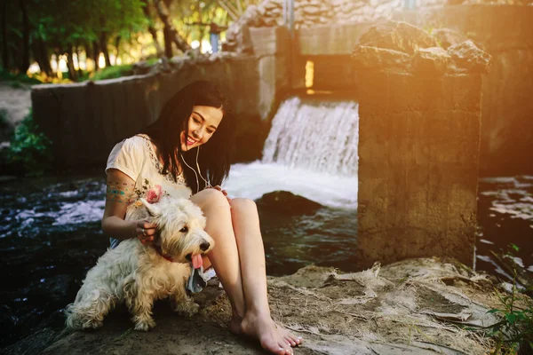 Chica jugando con un perro — Foto de Stock