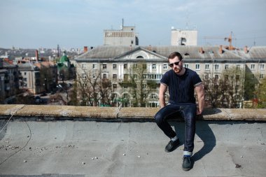Selvedge kotla poz veren kendinden emin bir adam.