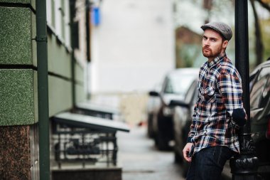 Selvedge kotla poz veren kendinden emin bir adam.