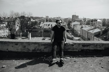 Selvedge kotla poz veren kendinden emin bir adam.