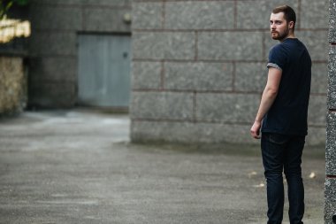 Selvedge kotla poz veren kendinden emin bir adam.