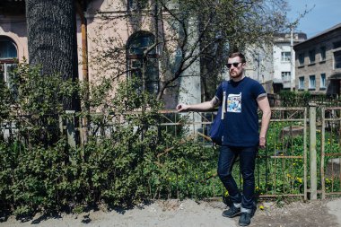 Selvedge kotla poz veren kendinden emin bir adam.