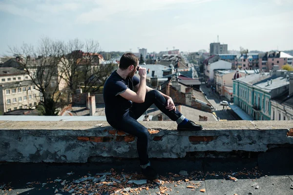 Homem confiante posando em jeans selvedge — Fotografia de Stock