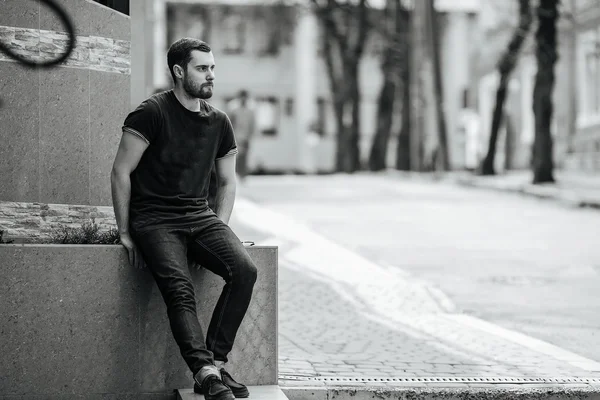 Homem confiante posando em jeans selvedge — Fotografia de Stock