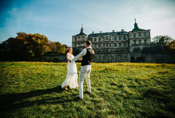 Hermosa pareja divirtiéndose — Foto de Stock