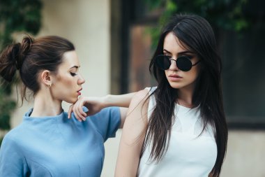 İki güzel arkadaş beyaz arka plan üzerinde poz