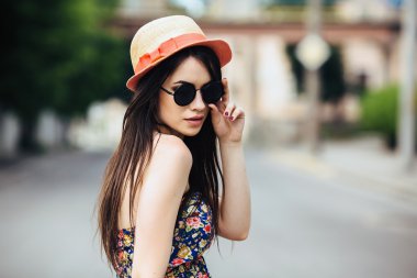 güzel kız şehirde kamera için poz veriyor