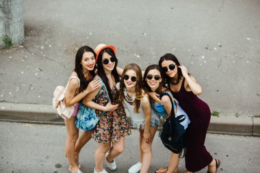 Beş güzel genç kızlar