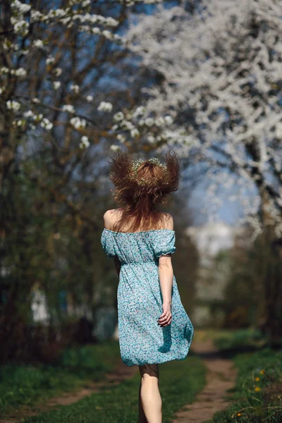 Beautiful girl follows a country road — Stock Photo, Image