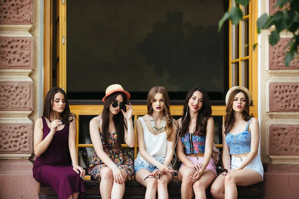 Pět krásných mladých dívek, které jsou relaxační — Stock fotografie