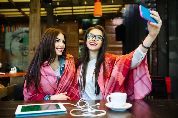 Δύο στενοί φίλοι κάνουν selfie στο καφέ — Φωτογραφία Αρχείου