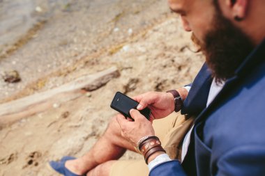 Amerikalı sakallı nehrin yanında istimal telefon adam