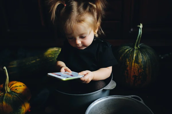 Menina brincando em uma bruxa — Fotografia de Stock