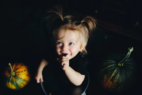 Niña jugando en una bruja — Foto de Stock