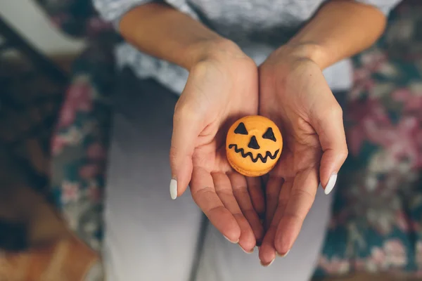 Žena sedí a drží cookie — Stock fotografie