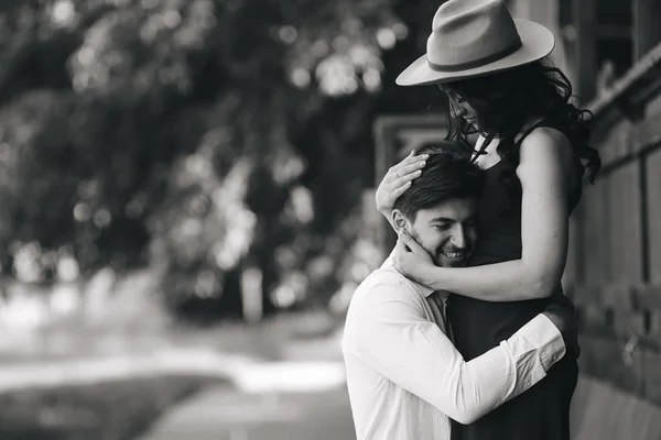 Uomo e donna che si abbracciano — Foto Stock