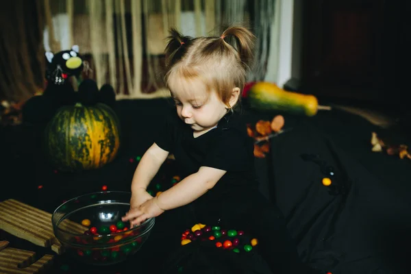 Niña jugando en una bruja — Foto de Stock